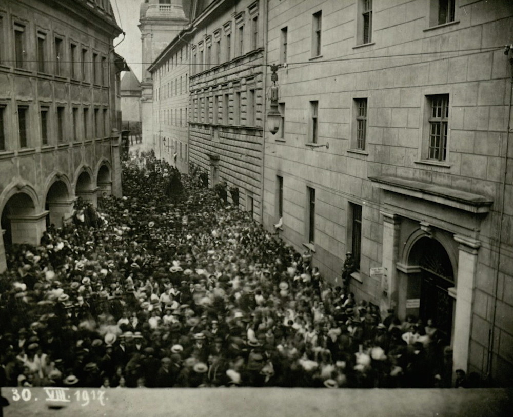 Hungerdemonstration gegen die Teuerung vor dem Regierungsgebäude in Luzern, 1917.